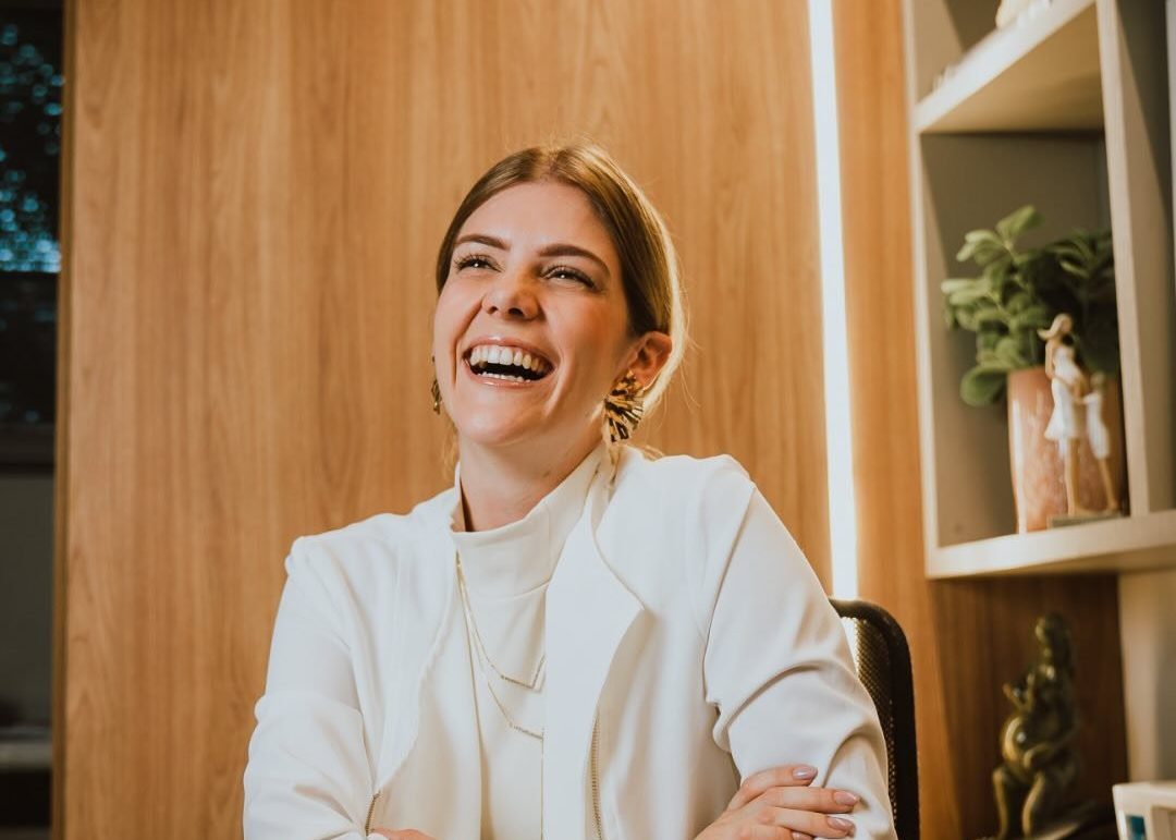 Dra. Aline Bonanato no consultório